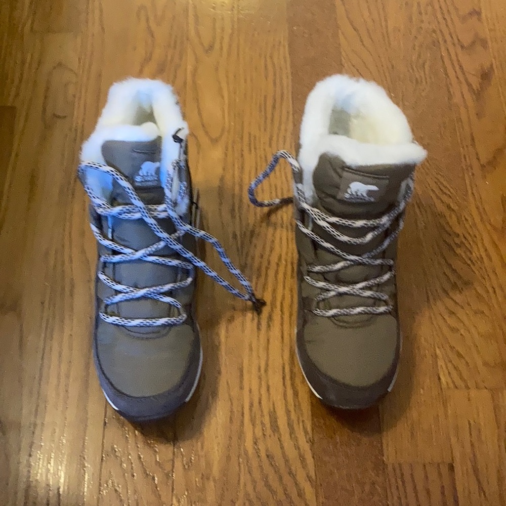 NWT Sorel Whitney Flurry short lace boot, greige